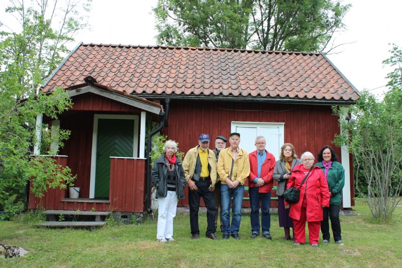 Deltagarna i sällskapets utflykt den 17 juni 2014 samlade framför Blomvreten.